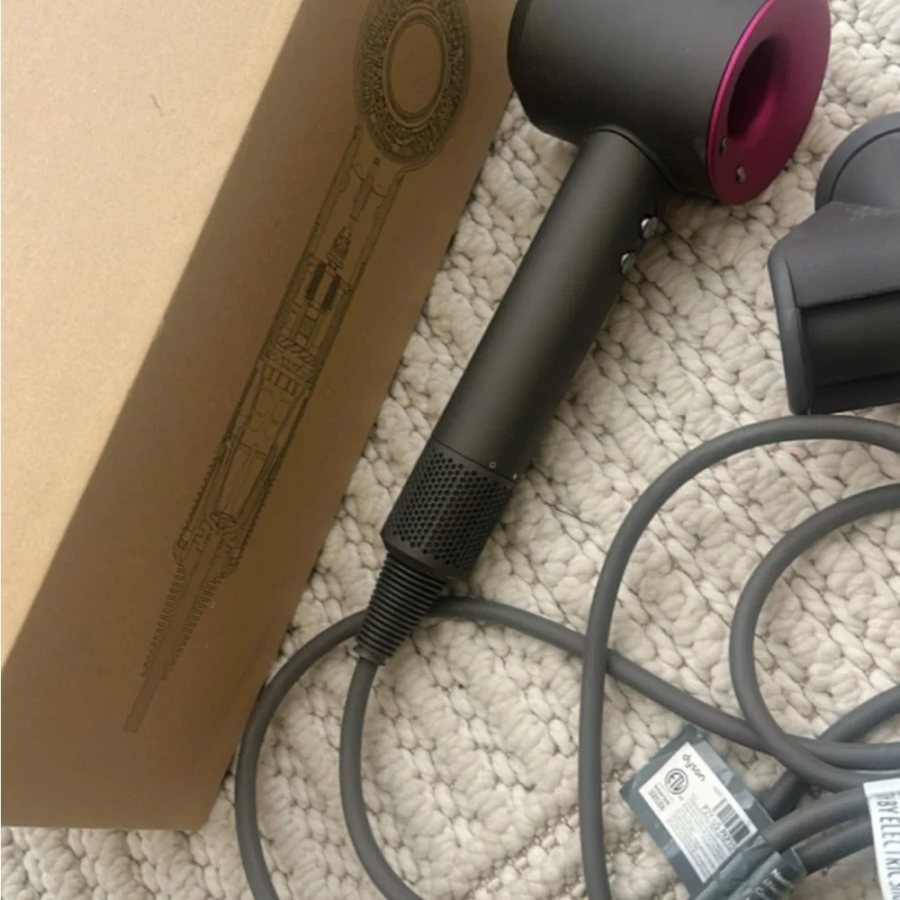 Dyson Supersonic Hair Dryer with Attachments - Picture 4 of 8